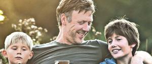 Väterlich. Anton (Mikael Persbrandt) mit seinen Söhnen Elias (Markus Rygaard, rechts) und Morten (Toke Lars Bjarke).