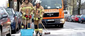 Feuerwehleute sind im Einsatz um das Öl zu überstreuen.