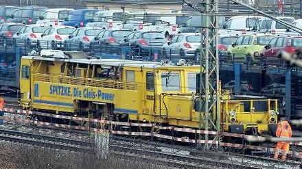 Die Bahn baut. Auf Güterstrecken ist es angesichts der guten Konjunktur eng – nun sollen sie mit dem neuen Geld erweitert werden. Foto: dpa