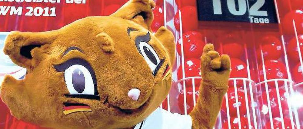 Tolle Mieze. Karla Kick, das katzenartige Maskottchen der Frauen-Fußball-WM, zählt schon die Tage bis zum Anstoß. Foto: dpa