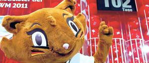 Tolle Mieze. Karla Kick, das katzenartige Maskottchen der Frauen-Fußball-WM, zählt schon die Tage bis zum Anstoß. Foto: dpa