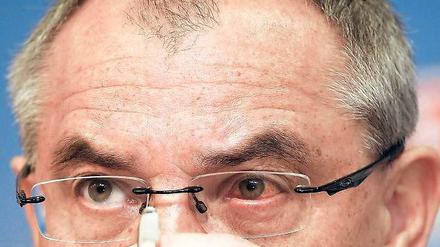 Ein Mann sieht rot. Felix Magath, der zuletzt an einer Augenentzündung litt, will juristisch gegen seine Entlassung beim FC Schalke 04 vorgehen. Foto: dapd