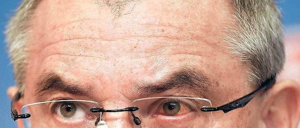 Ein Mann sieht rot. Felix Magath, der zuletzt an einer Augenentzündung litt, will juristisch gegen seine Entlassung beim FC Schalke 04 vorgehen. Foto: dapd