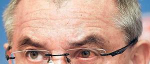 Ein Mann sieht rot. Felix Magath, der zuletzt an einer Augenentzündung litt, will juristisch gegen seine Entlassung beim FC Schalke 04 vorgehen. Foto: dapd