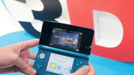 Die 3-D-Wirkung des Nintendo 3 DS lässt sich mit dem Schieberegler rechts neben dem oberen Display anpassen – oder bei Augenermüdung ganz abschalten. Foto: dpa
