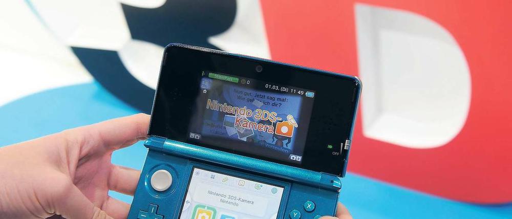 Die 3-D-Wirkung des Nintendo 3 DS lässt sich mit dem Schieberegler rechts neben dem oberen Display anpassen – oder bei Augenermüdung ganz abschalten. Foto: dpa