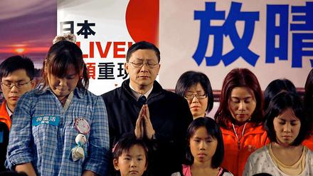 11.03.2012: Bewohner der Provinz Fukushima gedenken der Opfer des Tsunamis.