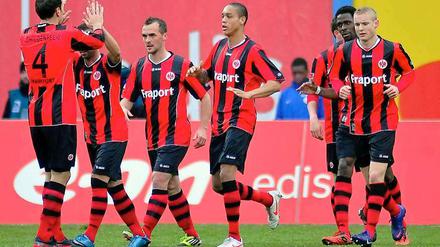 Mit einem 5:1-Auswärtssieg beim Schlusslicht aus Rostock schoben sich die Spieler von Eintracht Frankfurt wieder auf den zweiten Tabellenplatz.