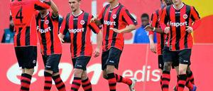 Mit einem 5:1-Auswärtssieg beim Schlusslicht aus Rostock schoben sich die Spieler von Eintracht Frankfurt wieder auf den zweiten Tabellenplatz.
