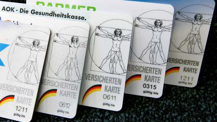 Versichertenkarten unterschiedlicher Krankenkassen.