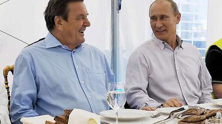 Altkanzler Gerhard Schröder bei einem Treffen im September 2011 neben dem russischen Staatschef Wladimir Putin.