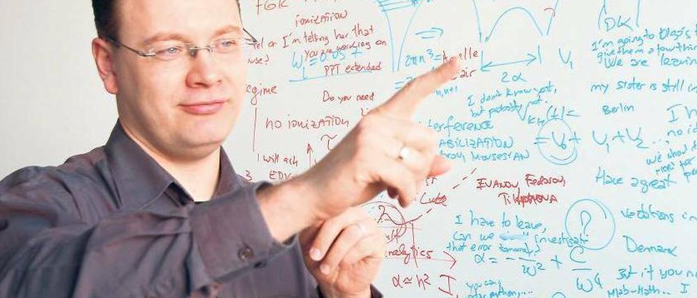 Mit den Händen sprechen. Ingo Barth ist gehörlos und betreibt Grundlagenforschung. Um sich zu verständigen, hat er für mehr als 500 Fachbegriffe Gebärden entwickelt. Diese bedeutet „Elektronenemission“, das heißt, das Atom gibt ein Elektron ab.