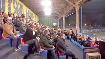 Die Lok zieht immer noch - auch in der Oberliga kommen zu Spielen bis zu 3.000 Fans ins altehrwürdige Bruno-Plache-Stadion.