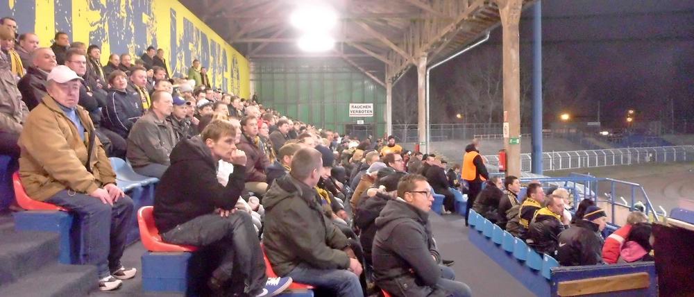 Die Lok zieht immer noch - auch in der Oberliga kommen zu Spielen bis zu 3.000 Fans ins altehrwürdige Bruno-Plache-Stadion.