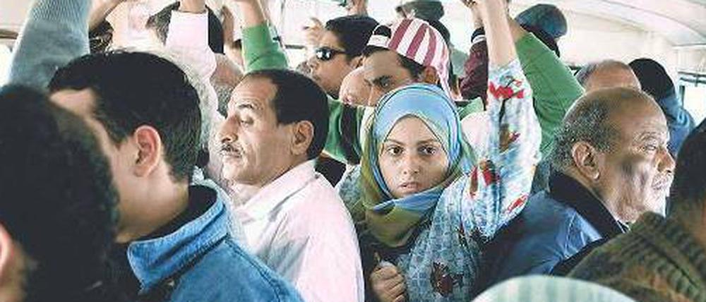 Nadelstiche. Fayza (Bushra Parwani) nimmt die alltäglichen Belästigungen in den Bussen Kairos nicht mehr hin.