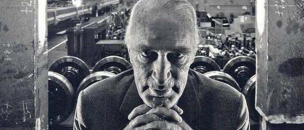 Der Industrielle. Alfred Krupp 1963 in seiner Fabrik in Essen.