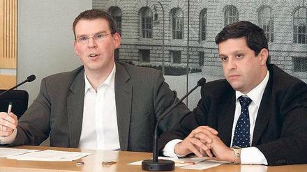 An einem Tisch. CDU-Fraktionschef Florian Graf (l.) und SPD-Kollege Raed Saleh sind mit Rot-Schwarz zufrieden. Foto: dpa/Schlesinger