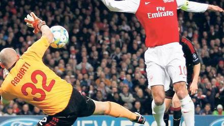 Zu schön, um rein zu gehen. Arsenals Kapitän Robin van Persie wollte den Ball beim Stand von 3:0 über Mailands Torhüter Christian Abbiati heben – und scheiterte. Es sollte die letzte große Chance für die Londoner an diesem Abend bleiben. Foto: Reuters
