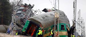 Nahe der polnischen Stadt Zawiercie sind am Samstagabend zwei Züge frontal aufeinander geprallt. Mindestens 15 Menschen starben. Dutzende wurden verletzt.