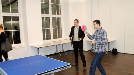 Trifft auch mit Rechts: Timo Boll im Doppel mit Buchautor Friedhard Teuffel.