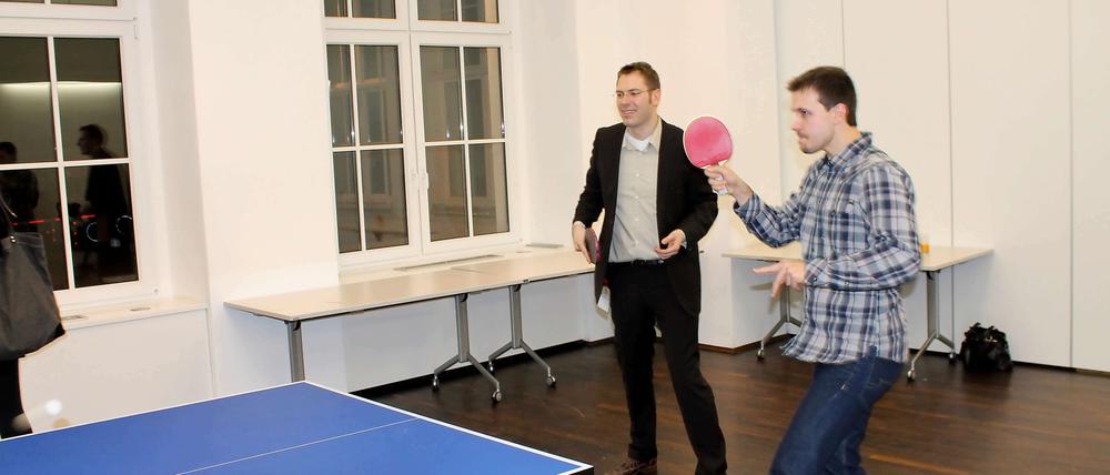 Trifft auch mit Rechts: Timo Boll im Doppel mit Buchautor Friedhard Teuffel.