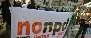 Gegendemonstranten protestieren am Donnerstag gegen eine Versammlung der NPD auf dem Potsdamer Platz.