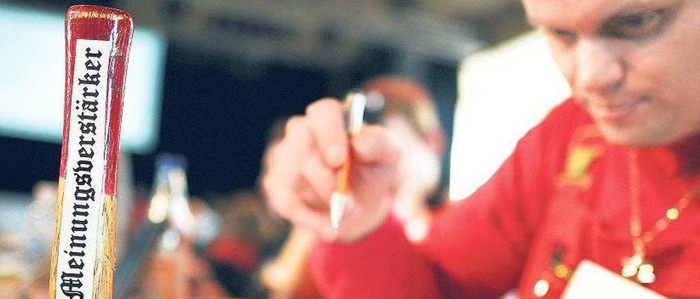 Analoge Hilfsmittel. Der Abgeordnete Gerwald Claus-Brunner brachte zum ersten Landesparteitag der Piraten im Jahr 2012 einen Hammer mit der Aufschrift „Meinungsverstärker“ mit.