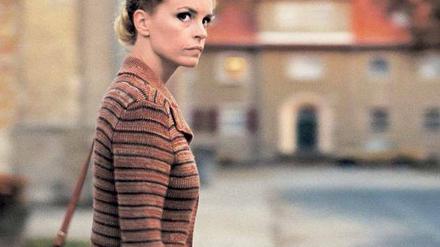 Fremd im eigenen Land. Barbara (Nina Hoss) will weg. Hier kommt sie an, in der Provinz, strafversetzt aus Berlin.