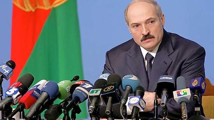 Weißrusslands Staatschef Alexander Lukaschenko, ein bekennender Schwulenhasser, beleidigt den deutschen Außenminister.