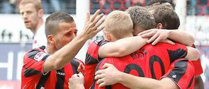 Erwin Hoffer (M. verdeckt) erzielte das entscheidende Tor gegen FC Energie Cottbus.