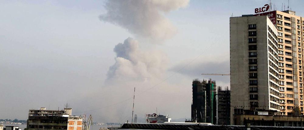 Eine große Rauchwolke liegt über der kongolesischen Hauptstadt Brazzaville.
