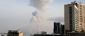 Eine große Rauchwolke liegt über der kongolesischen Hauptstadt Brazzaville.