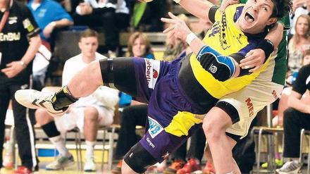 Sie fallen nicht. Jewgeni Pewnow (l.) und die Füchse gleichen spät aus. Foto: contrastphoto