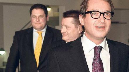 Im Zeichen der Harmonie. FDP-Generalsekretär Patrick Döring sowie seine Amtskollegen von der CDU und CSU, Hermann Gröhe und Alexander Dobrindt (von links nach rechts), treten nach der ersten Koalitionsrunde des Jahres vor die Presse. 