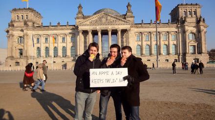 Subversive Aktion. Mit diesem und ähnlichen Erinnerungsfotos an ihren Berlinbesuch handelten sich drei junge Hamburger viel Ärger ein.