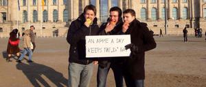 Subversive Aktion. Mit diesem und ähnlichen Erinnerungsfotos an ihren Berlinbesuch handelten sich drei junge Hamburger viel Ärger ein.