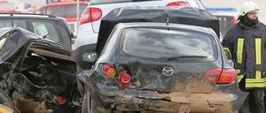 Massenkarambolage auf der Autobahn A19 bei Kavelstorf in der Nähe von Rostock. 