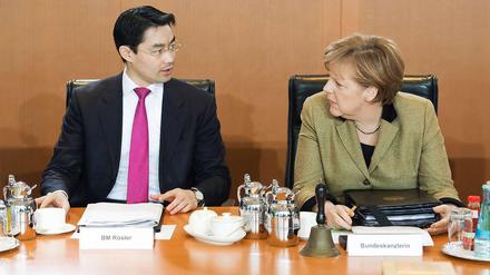 Harmonisch sieht anders aus: Philipp Rösler (FDP) und Angela Merkel (CDU) im Kanzleramt.