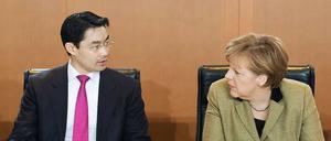 Harmonisch sieht anders aus: Philipp Rösler (FDP) und Angela Merkel (CDU) im Kanzleramt.