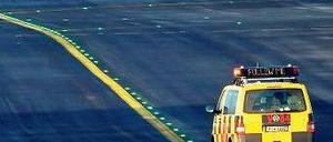 Irrfahrt? Der Konflikt dreht sich vor allem um die Mitarbeiter auf dem Vorfeld. Jetzt schalten sich die Fluglotsen ein, und das ist rechtlich umstritten. Foto: dapd