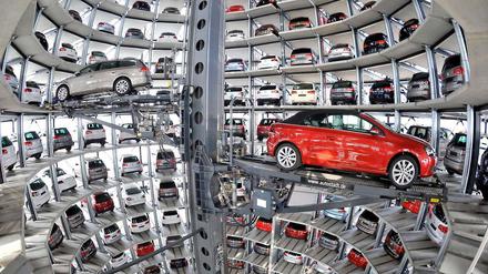 Breite Masse. In verglasten Türmen warten Autos aus dem Wolfsburger Werk auf ihre neuen Besitzer.