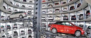 Breite Masse. In verglasten Türmen warten Autos aus dem Wolfsburger Werk auf ihre neuen Besitzer.