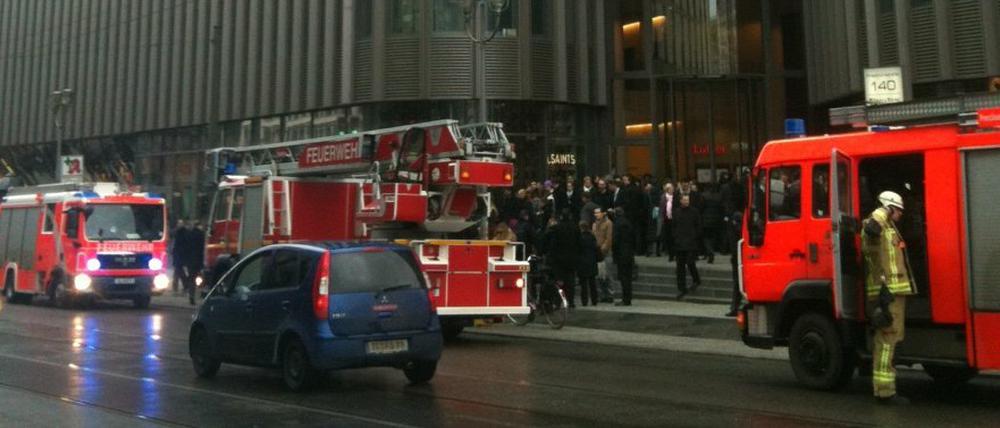 Feuerwehreinsatz am Spreedreieck. Im siebten Stock des Bürogebäudes in der Friedrichstraße gab es einen Schwellbrand.