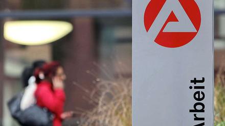Die Zahl der Arbeitslosen verharrt auch im Februar über der Drei-Millionen-Marke.
