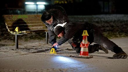 Fahnder untersuchen am 2. Februar die Umgebung einer Parkbank in Hennigsdorf
