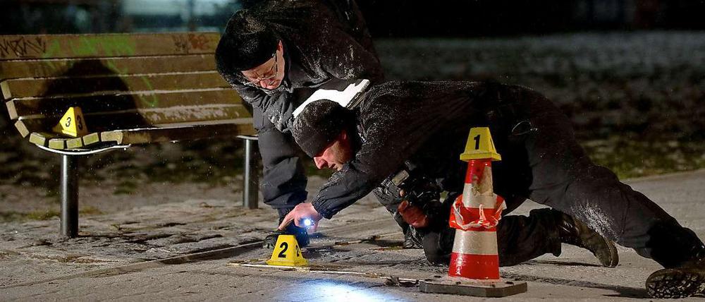 Fahnder untersuchen am 2. Februar die Umgebung einer Parkbank in Hennigsdorf