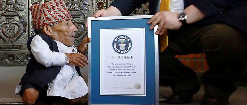 Chandra Bahadur Dangi erhält das Guinness-Weltrekord-Zertifikat.