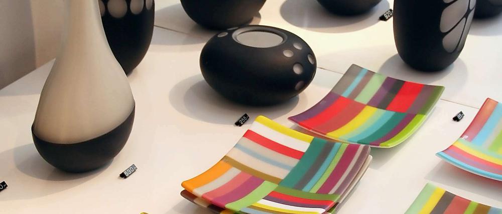 Faszinierende Mattglasobjekte zeigt Anu Penttinen in ihrer Galerie nounoudesign im Design District.