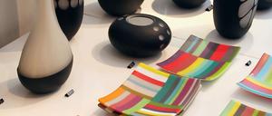 Faszinierende Mattglasobjekte zeigt Anu Penttinen in ihrer Galerie nounoudesign im Design District. 