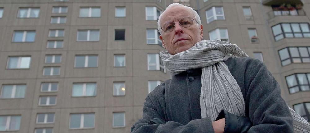 Der Journalist Daniel Dagan vor seinem Wohnhaus in der Wilhelmstraße: wegen Ruhestörung durch Feriengäste behielt er 20 Prozent der Miete ein.